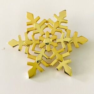 Vintage Danecraft Snowflakes Winter Holiday Gold tone Brooch.